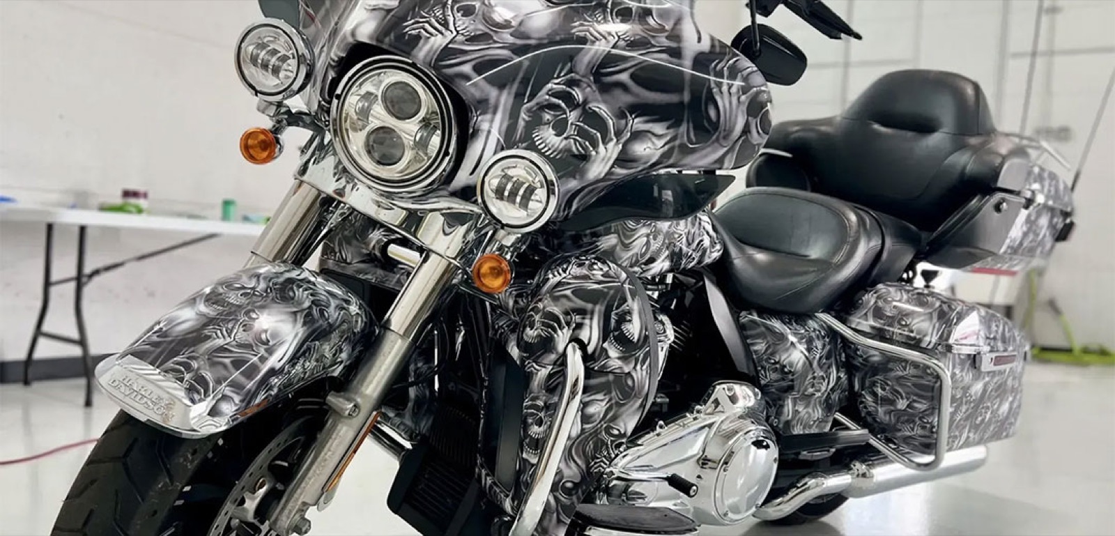 Wrap de vinilo personalizado instalado en motocicleta Harley-Davidson por Polar Tint