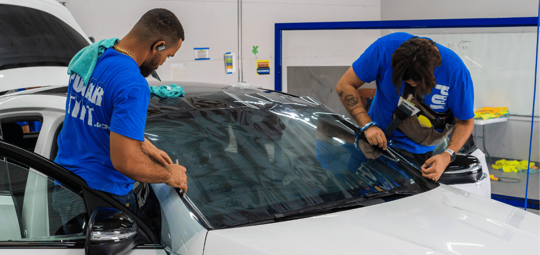 Técnicos Polar Tint instalando tintado automotriz