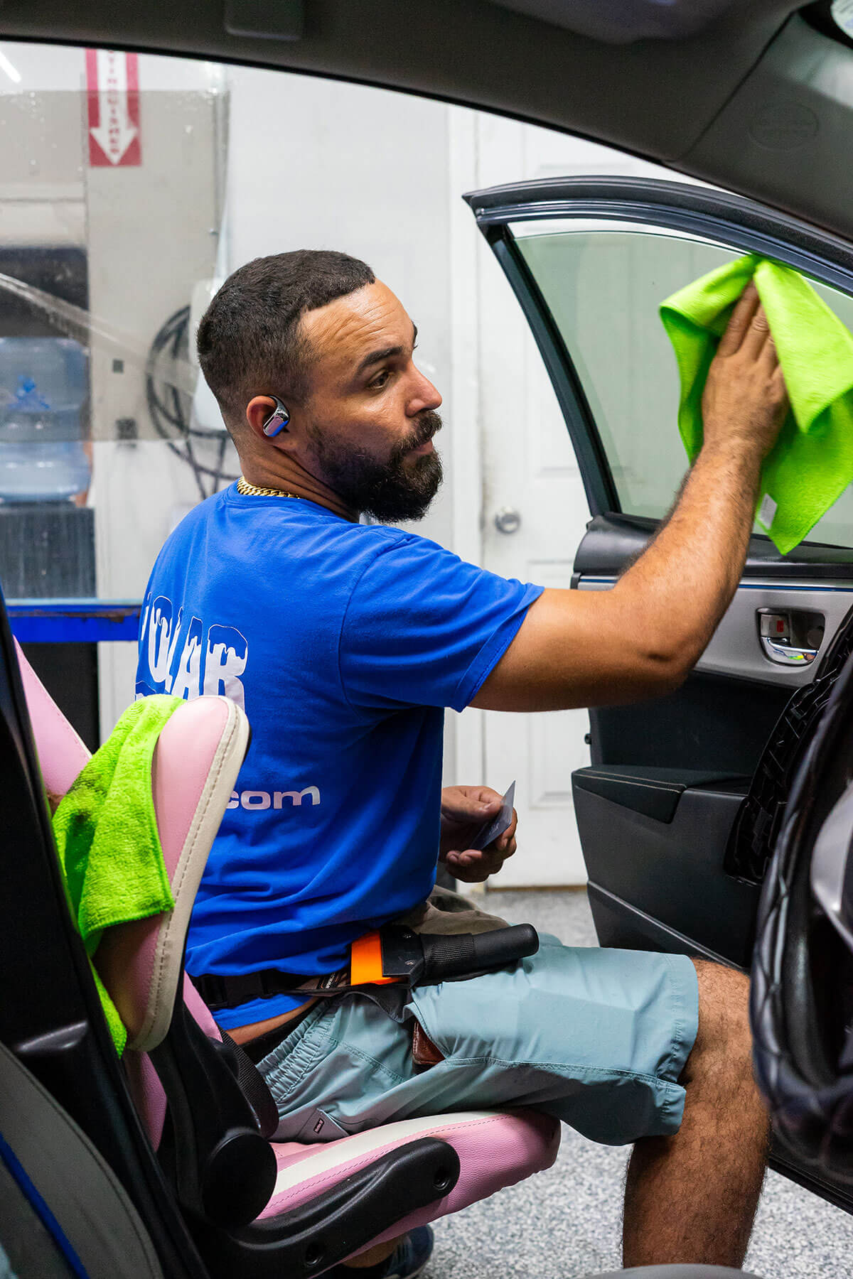 Instalación de tintado de ventanas automotriz premium en una bahía de Polar Tint.